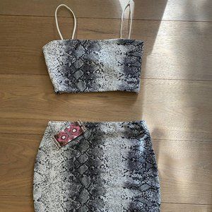 NWT Boohoo Snake Print Strappy Top And Mini Skirt Two-Piece Set (2, Gray/White)